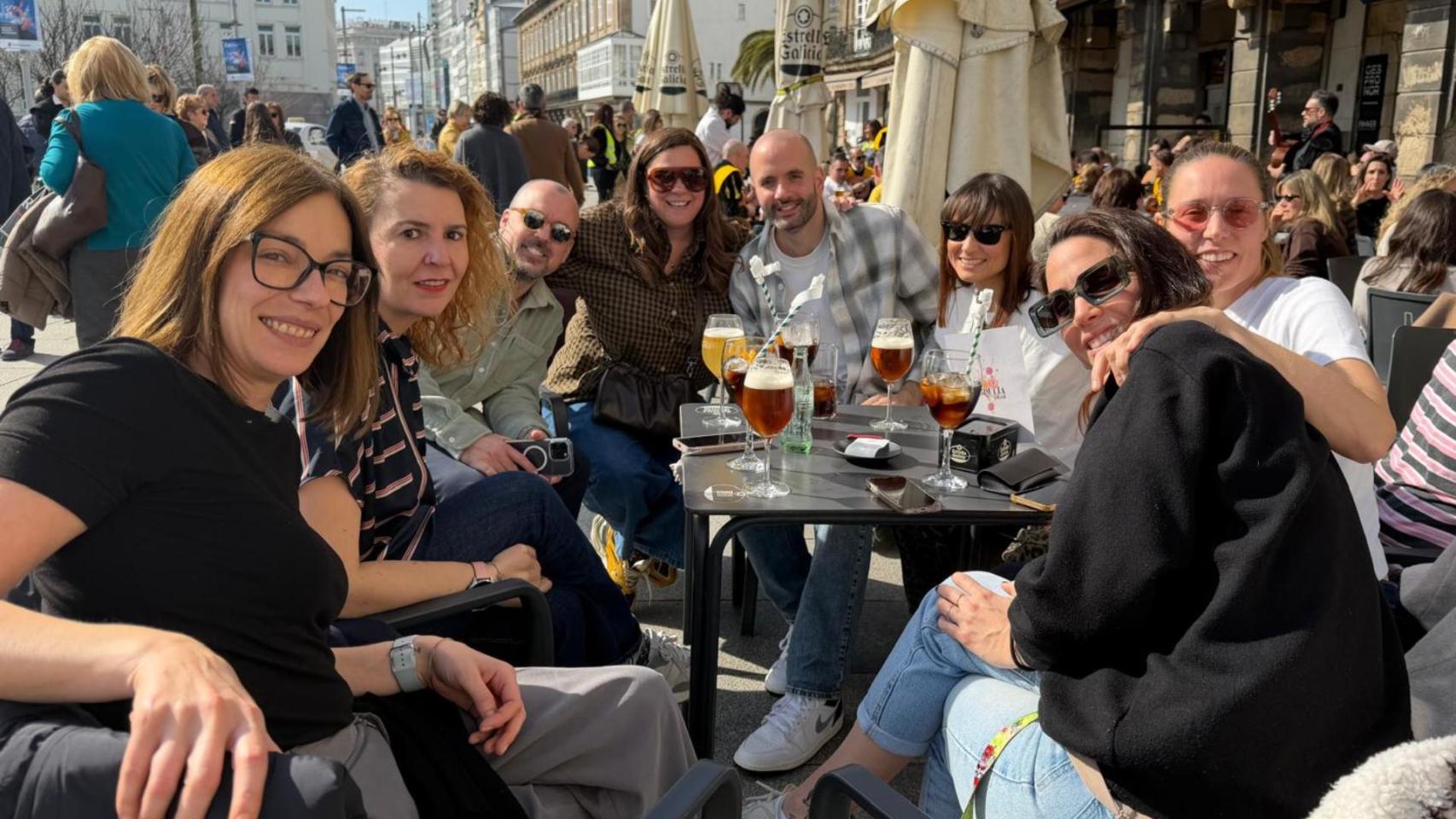 Un grupo de amigos en una de las terrazas de La Marina