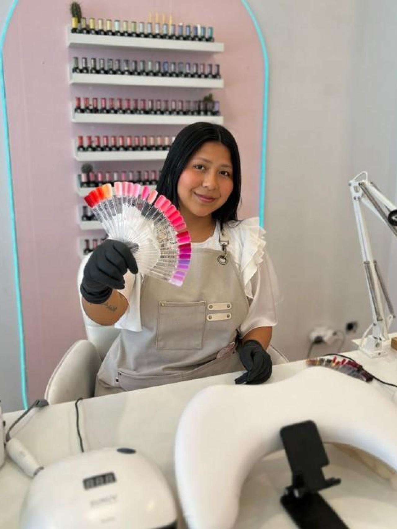 Trinidad Contreras en su negocio de uñas en Matogrande.