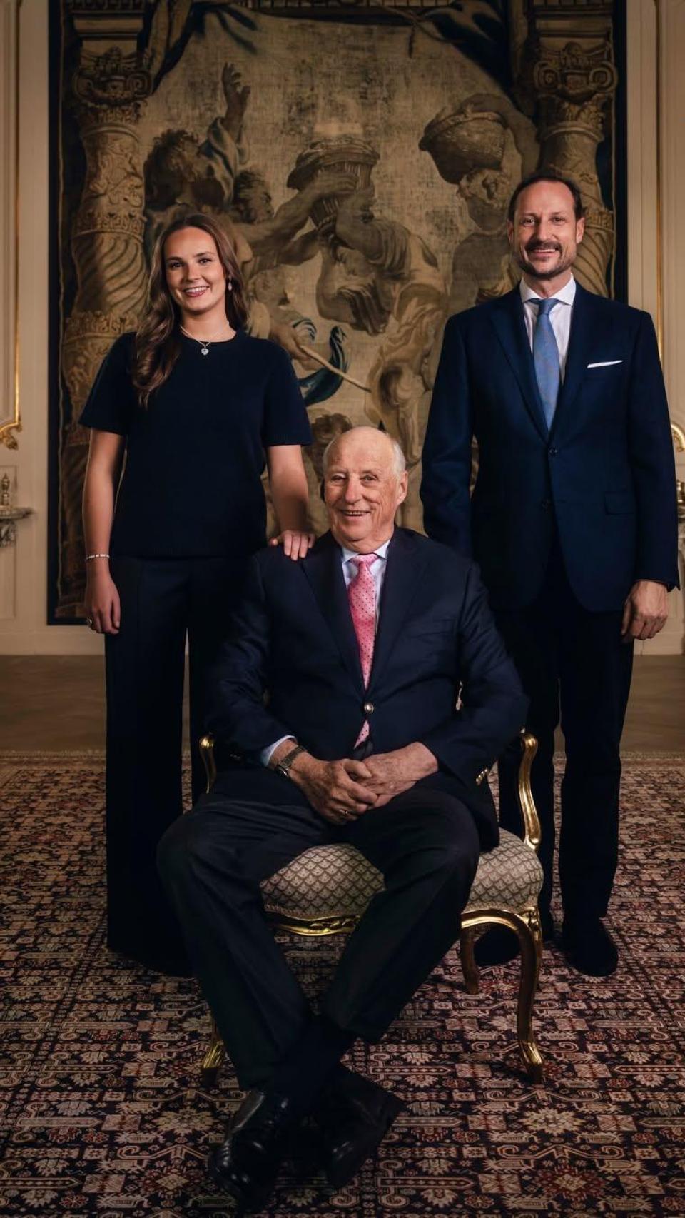 El rey Harald de Noruega, con su hijo Haakon y su nieta, Ingrid Alexandra, en la foto compartida por la Familia Real noruega en su 89 cumpleaños.