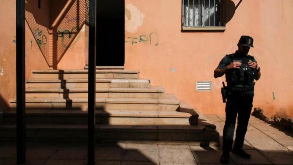 Un agente custodia la casa de Cabo Blanco (Tenerife) donde vivían Juan Manuel A. F., junto a su pareja Almudena y a su hijo Yarid. Vivían en el primero izquierda de la calle Santa Cecilia.