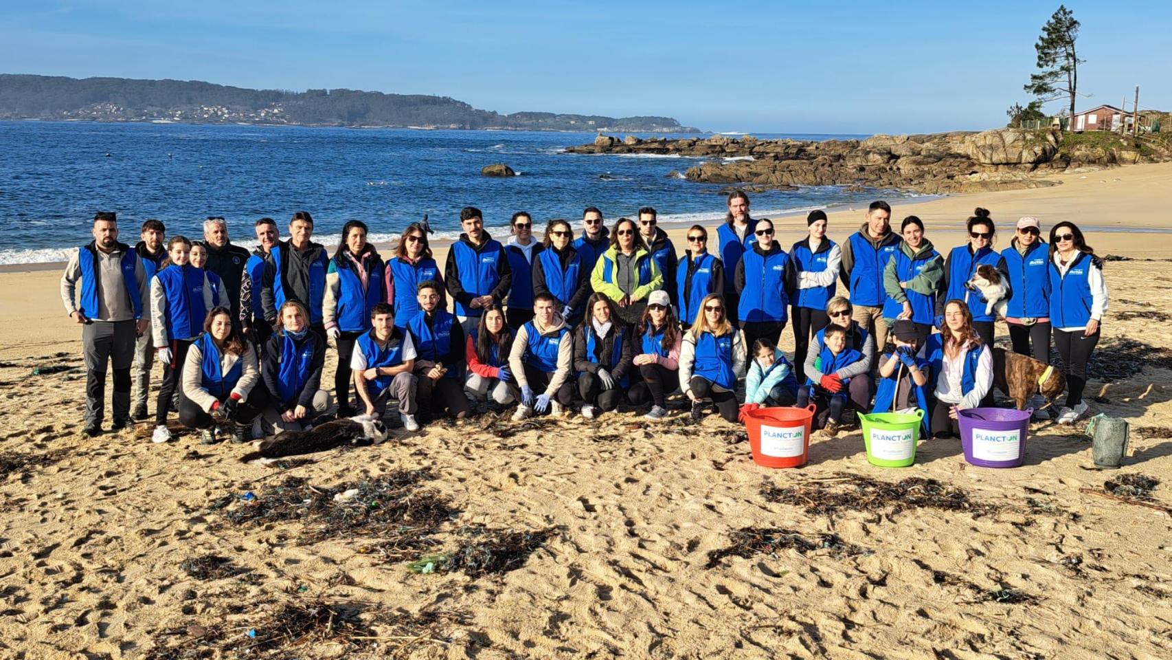 Más de 60 voluntarios retiran cerca de 280 kilos de basura marina en Area de Bon, en Bueu (Pontevedra)