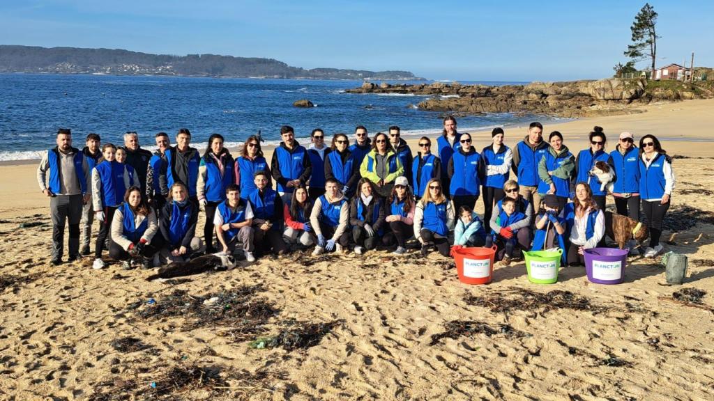 Más de 60 voluntarios retiran cerca de 280 kilos de basura marina en Area de Bon, en Bueu (Pontevedra)