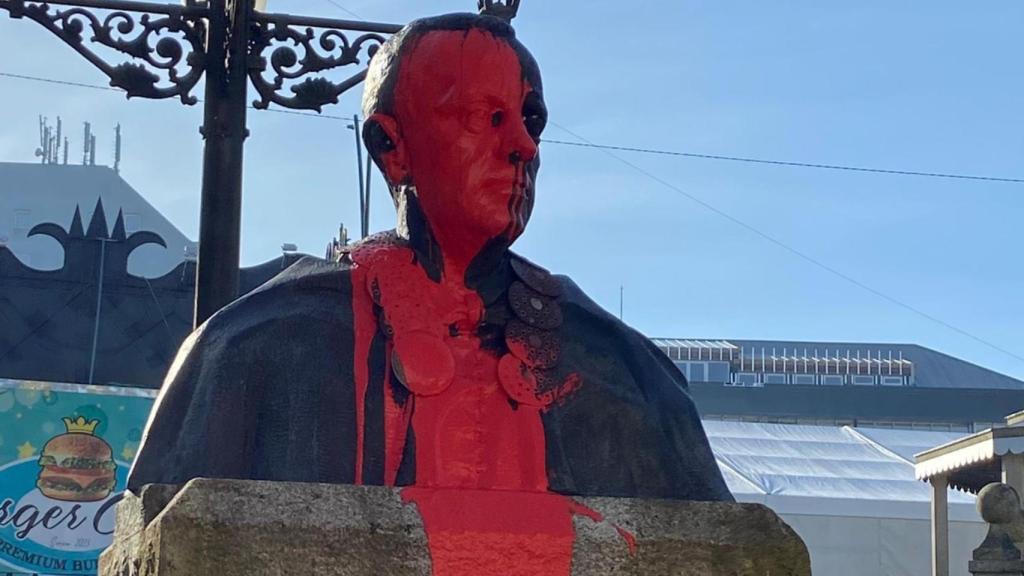 El busto de Manuel Fraga en Vilalba (Lugo) amanece vandalizado