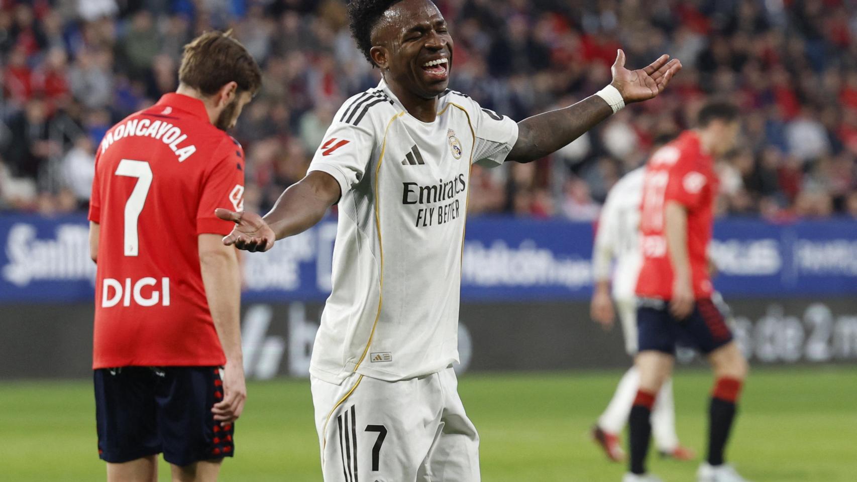 Vinicius se lamenta tras fallar una ocasión ante Osasuna.
