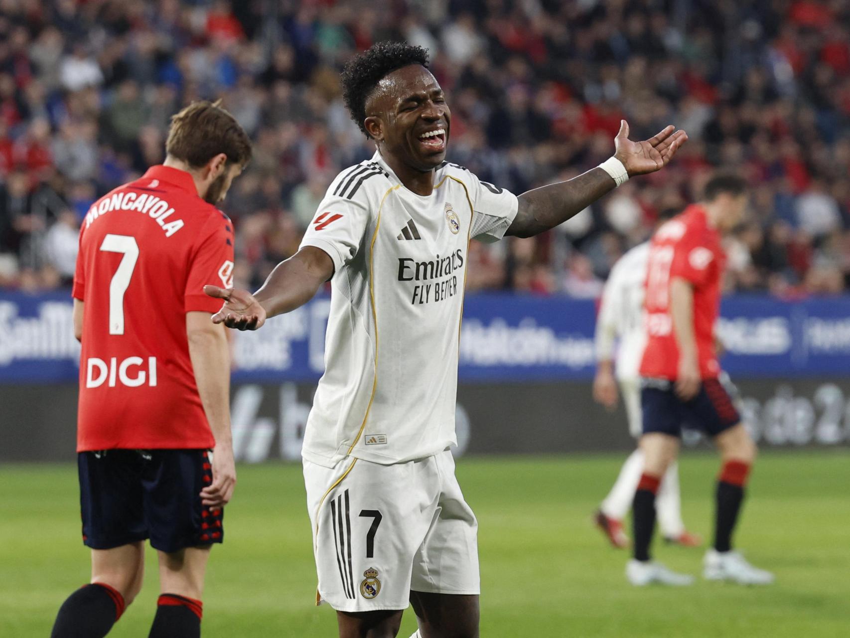 Vinicius se lamenta tras fallar una ocasión ante Osasuna.