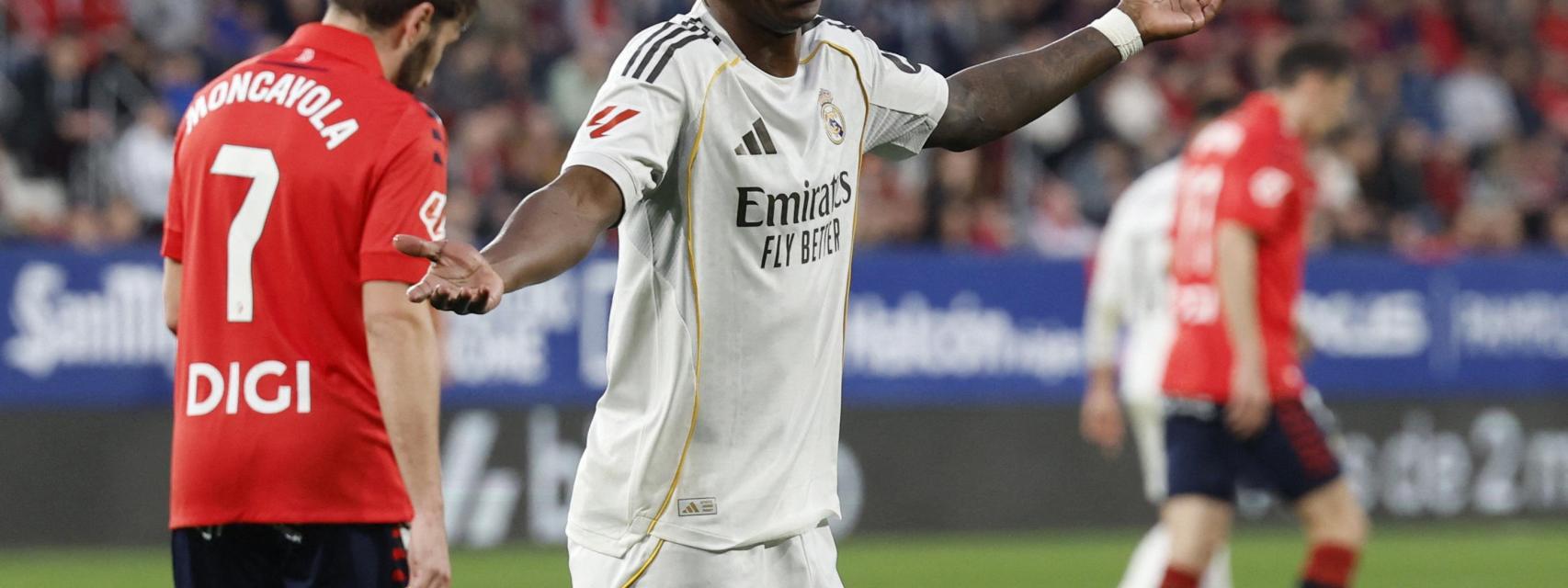 Vinicius se lamenta tras fallar una ocasión ante Osasuna.