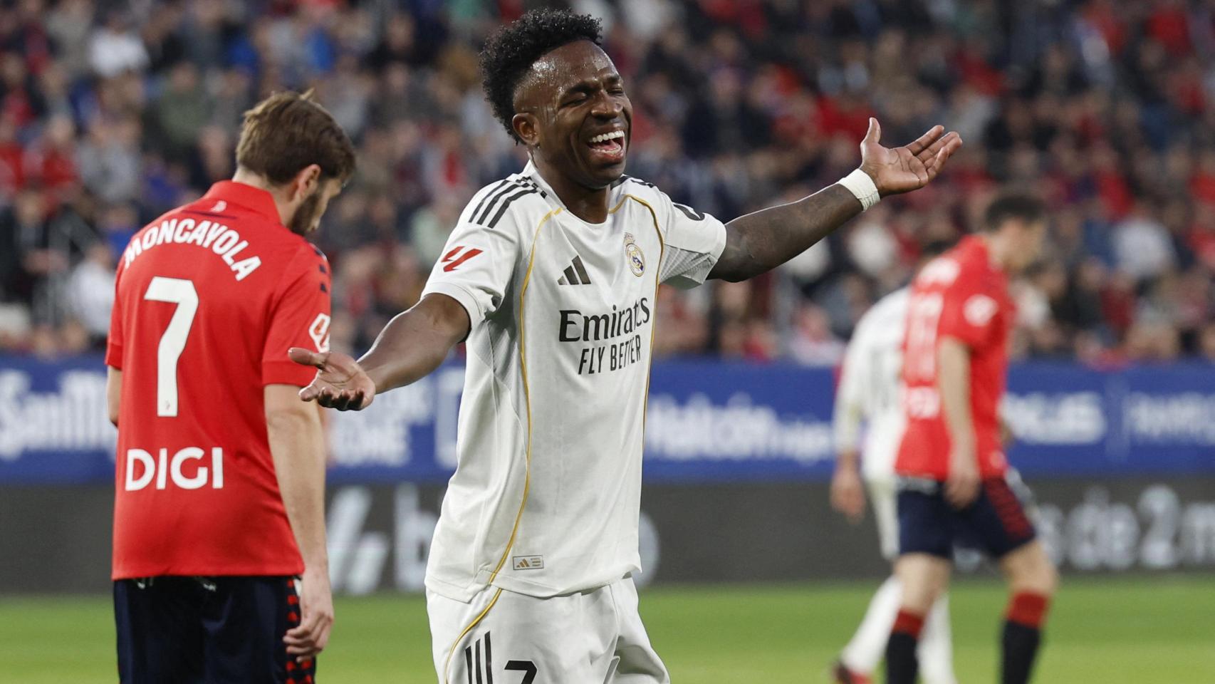 Vinicius se lamenta tras fallar una ocasión ante Osasuna.
