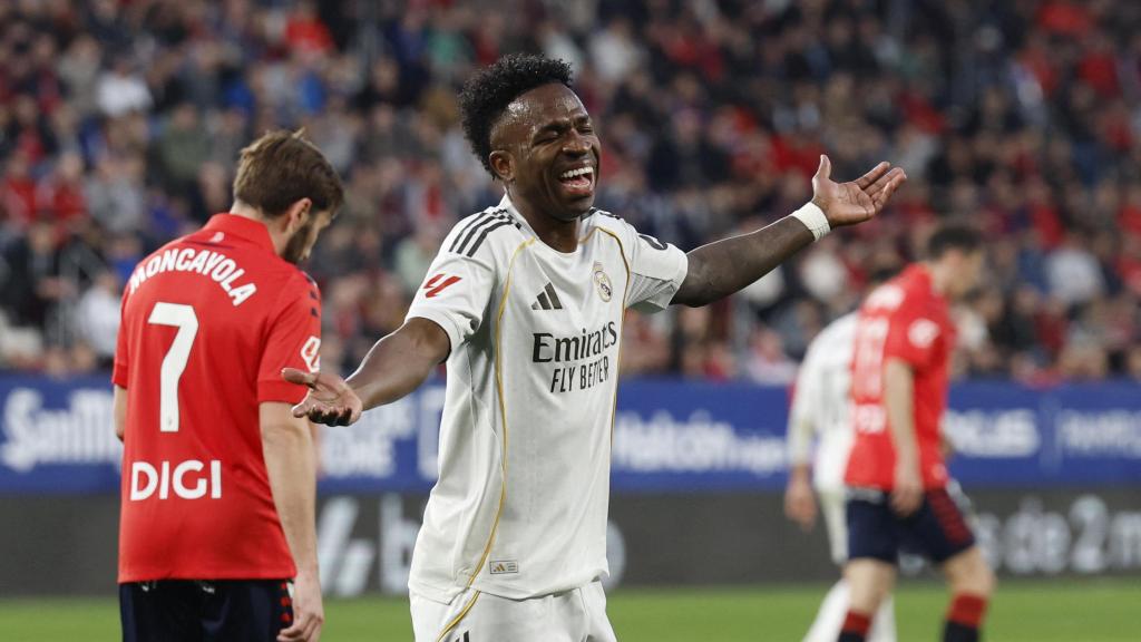 Vinicius se lamenta tras fallar una ocasión ante Osasuna.