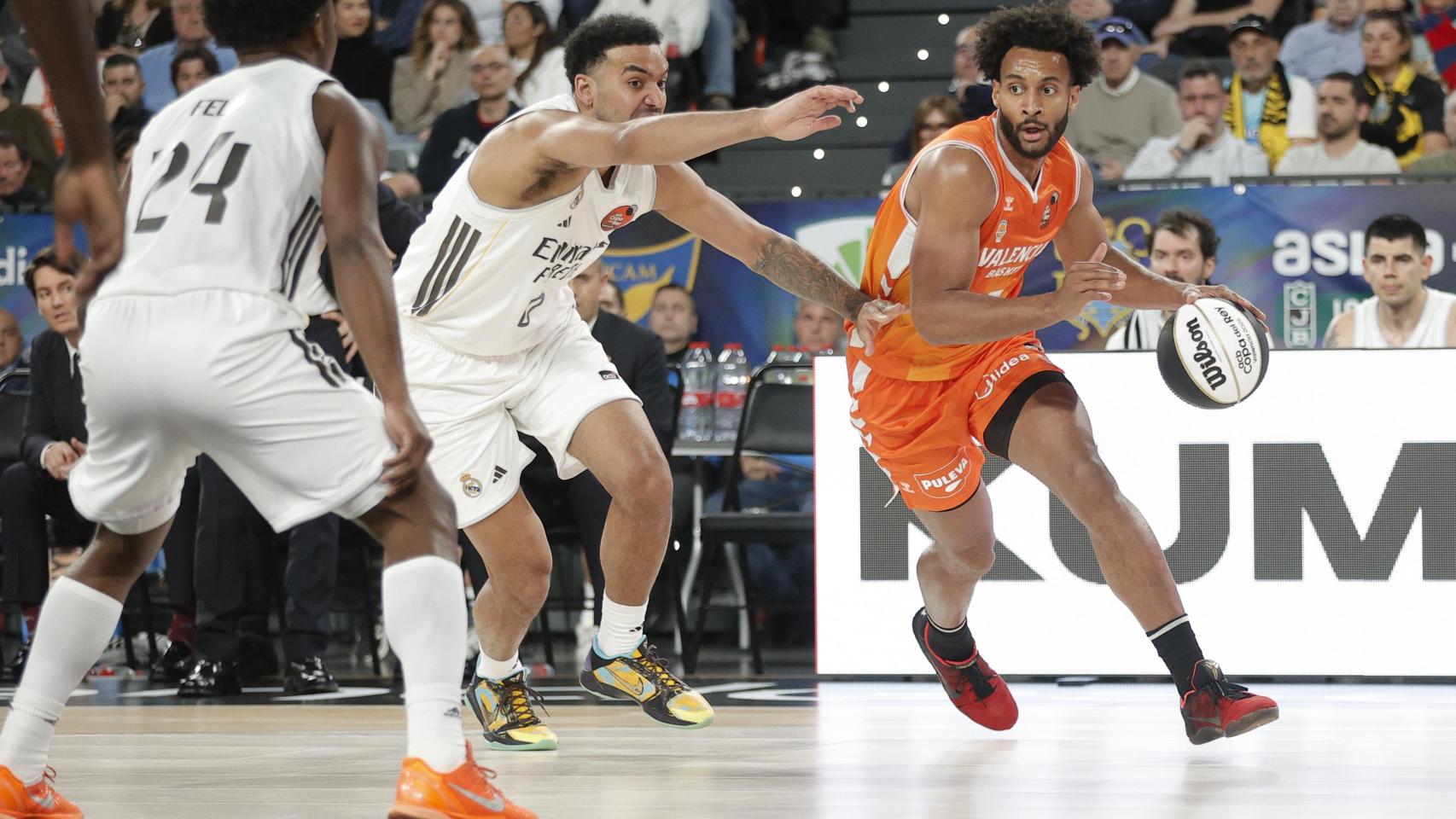 Braxton Key conduce el balón presionado por Trey Lyles.