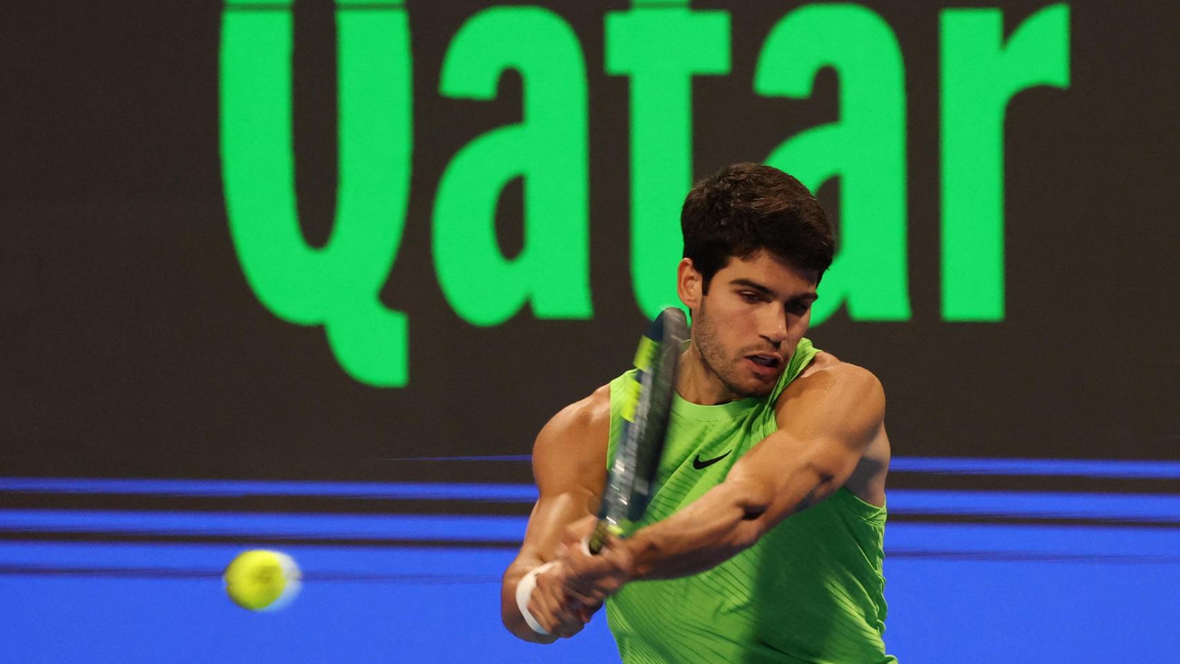 Carlos Alcaraz golpea la pelota durante la final del ATP 500 de Doha.