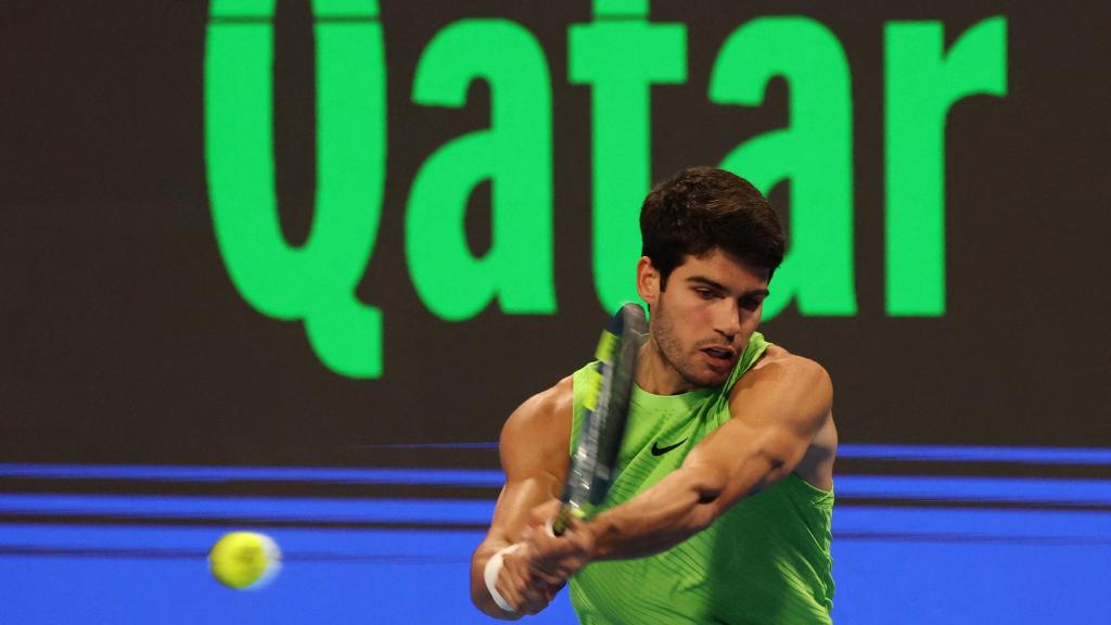 Carlos Alcaraz golpea la pelota durante la final del ATP 500 de Doha.