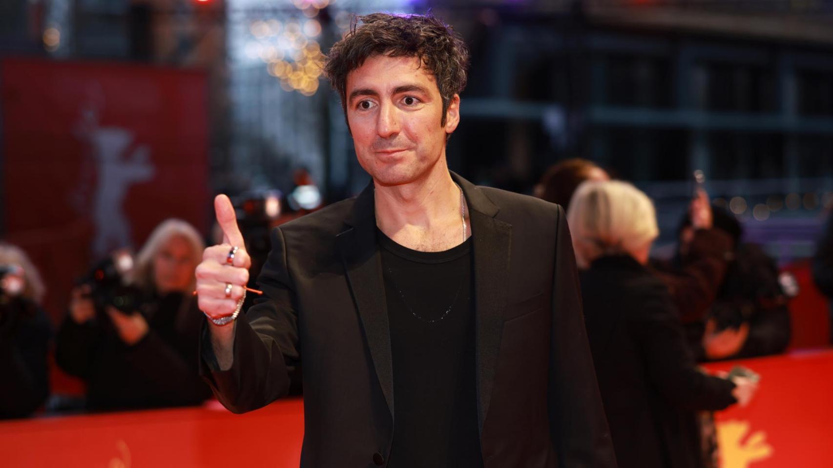İlker Çatak, llegando a la ceremonia de entrega del palmarés de la Berlinale. Foto:  EFE/EPA/CLEMENS BILAN