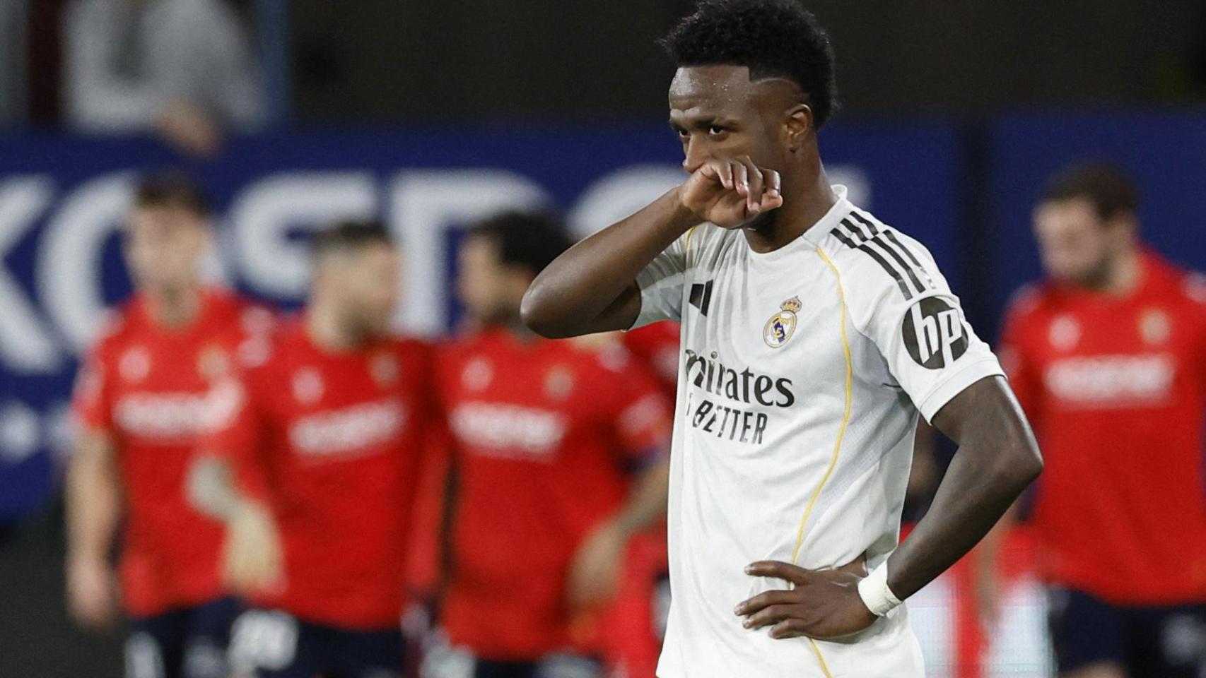Vinicius se lamenta tras el primer gol encajado del Real Madrid ante Osasuna.