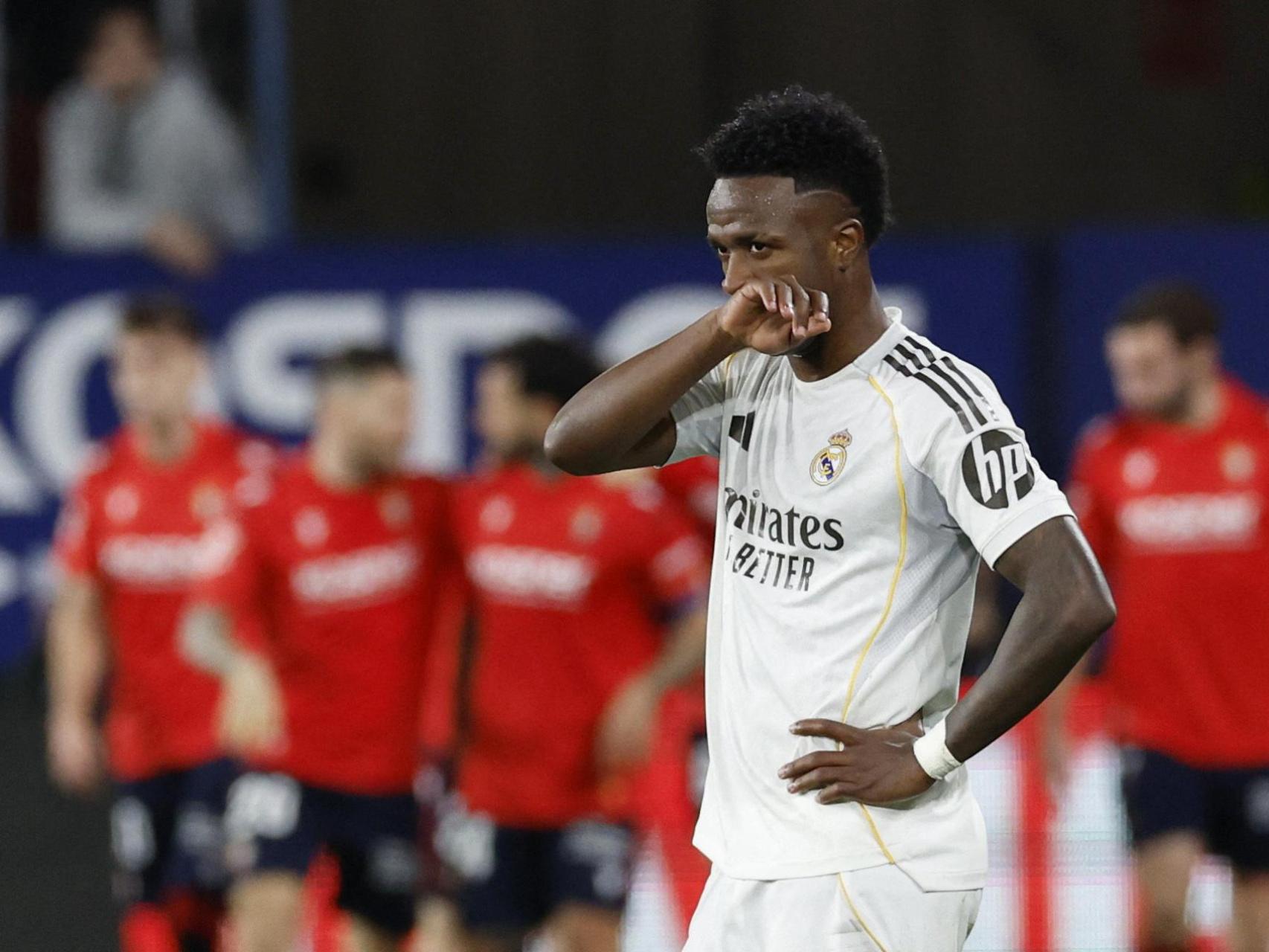 Vinicius se lamenta tras el primer gol encajado del Real Madrid ante Osasuna.