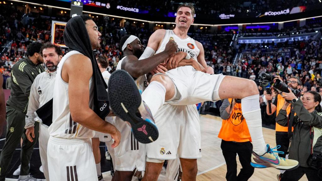 Hezonja celebra con sus compañeros la victoria ante el Valencia Basket.