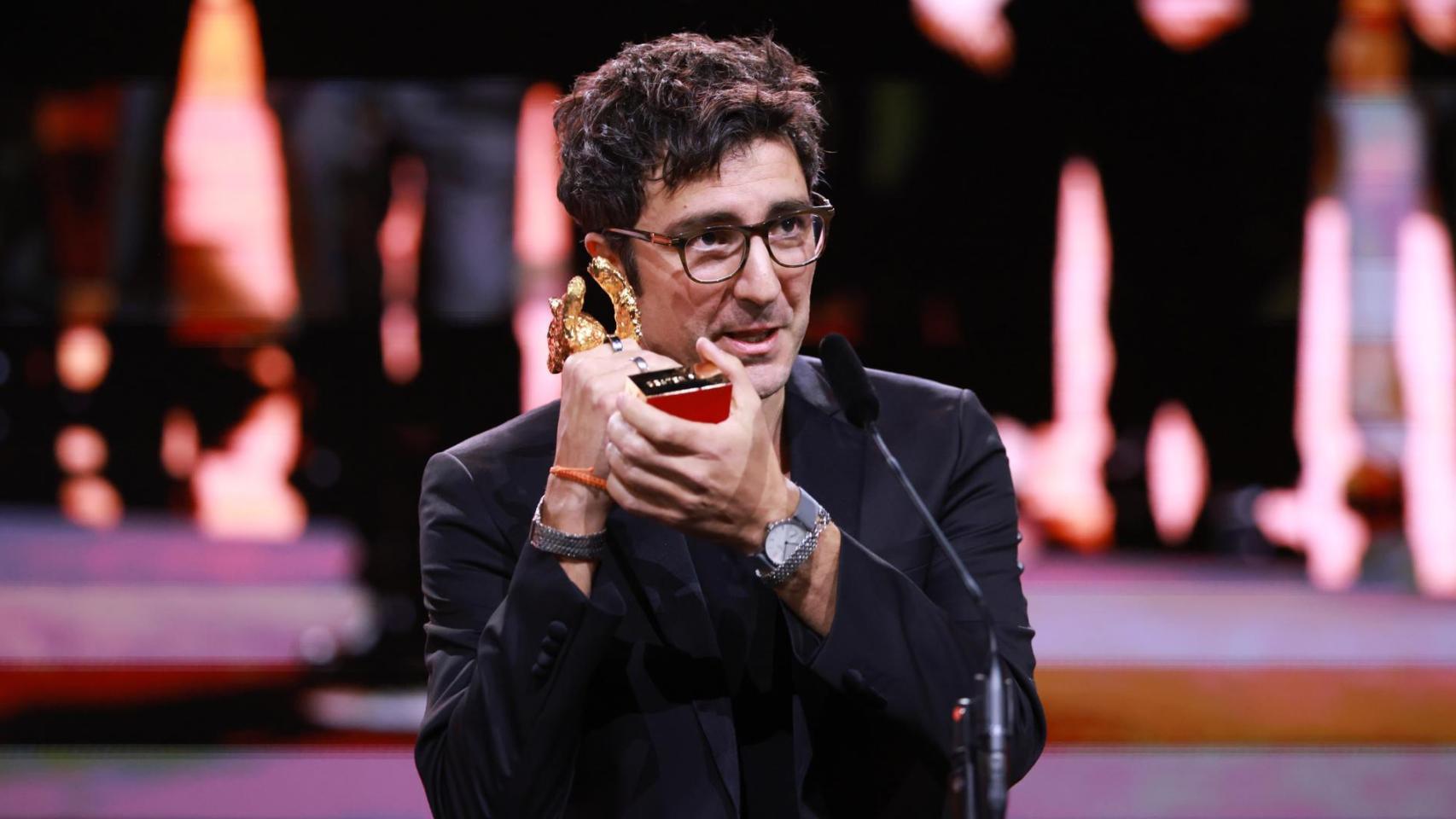İlker Çatak, en la ceremonia de entrega del palmarés de la Berlinale. Foto:  EFE/EPA/CLEMENS BILAN