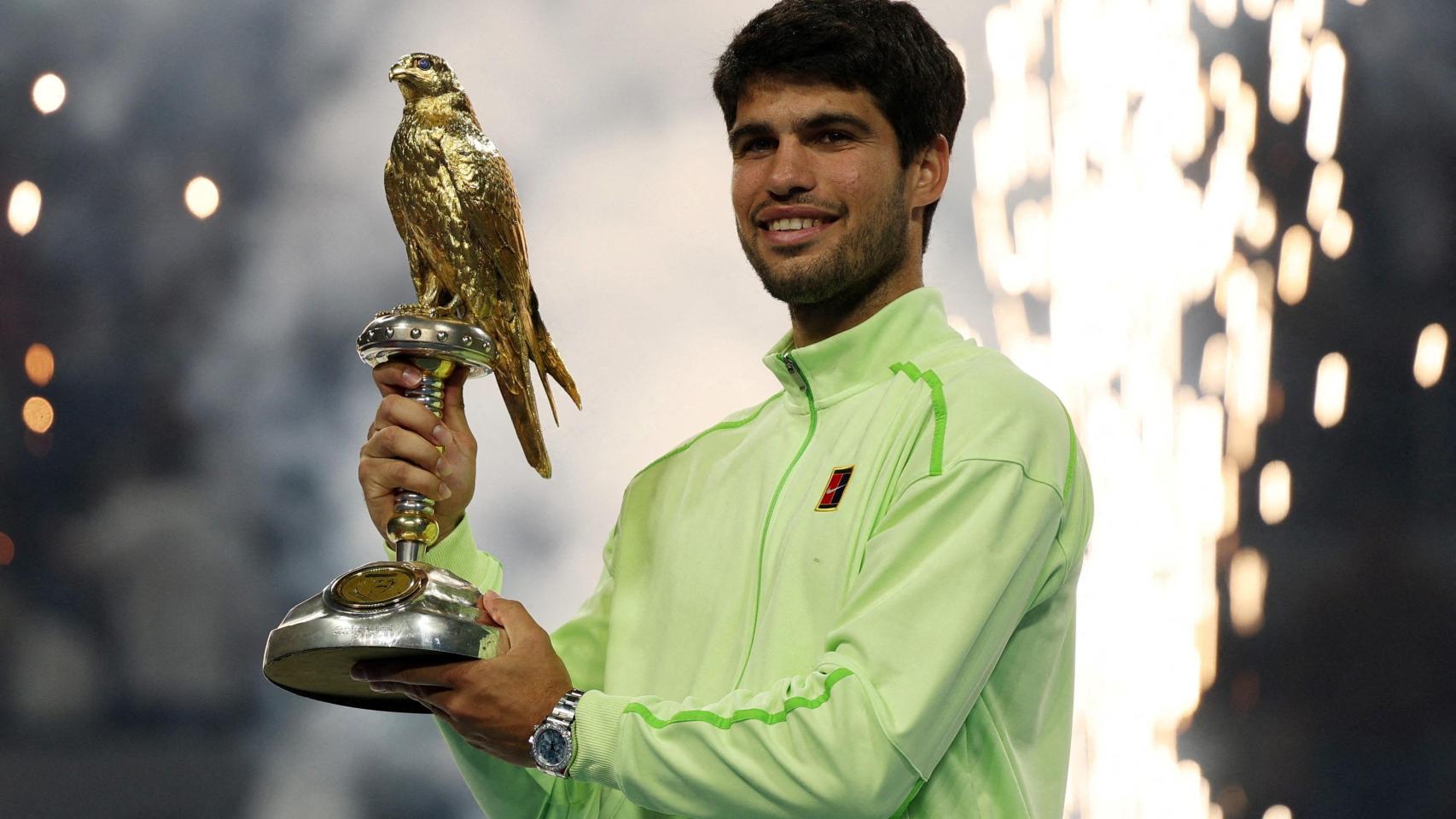 Carlos Alcaraz celebra el entorchado del ATP 500 de Doha.