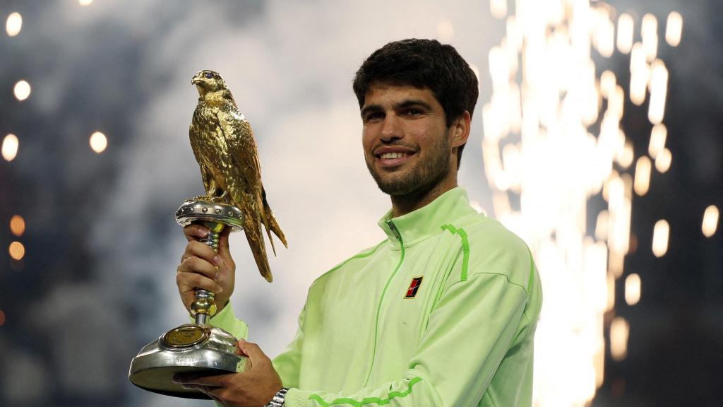 Carlos Alcaraz celebra el entorchado del ATP 500 de Doha.