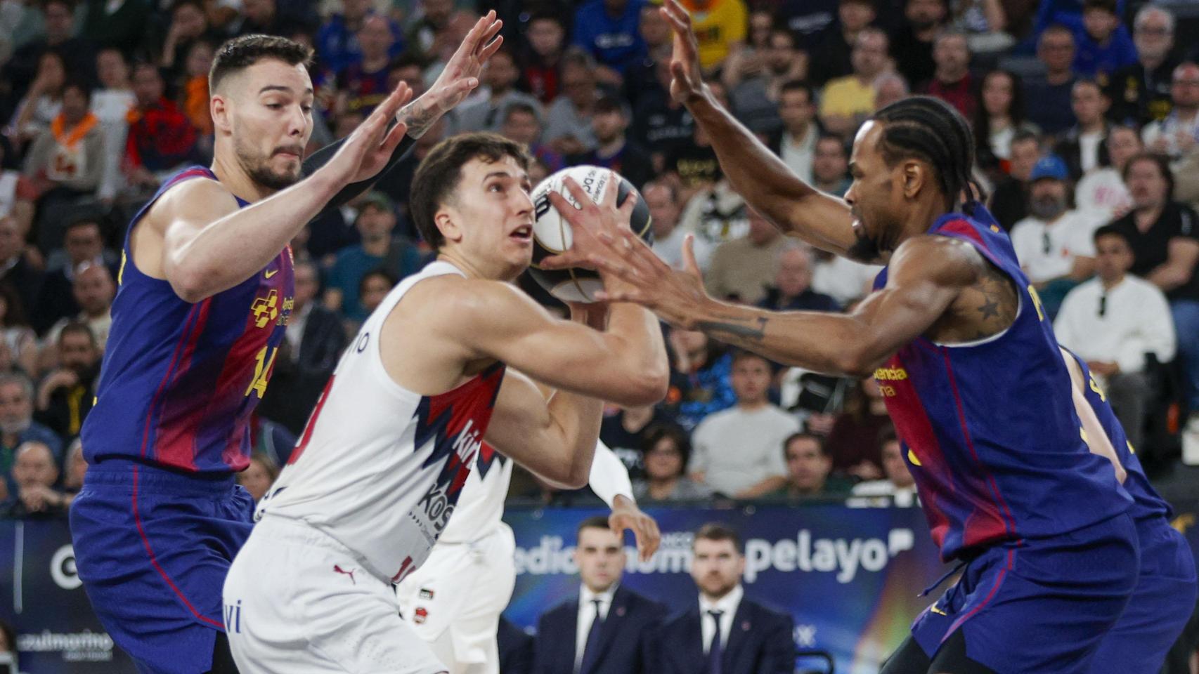 Matteo Spagnolo, presionado por Willy Hernangómez y Kevin Punter.