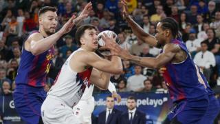 Matteo Spagnolo, presionado por Willy Hernangómez y Kevin Punter.