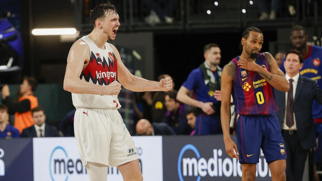 Los jugadores del Baskonia celebran la victoria al finalizar el partido de semifinales de la Copa del Rey ante el Barça.