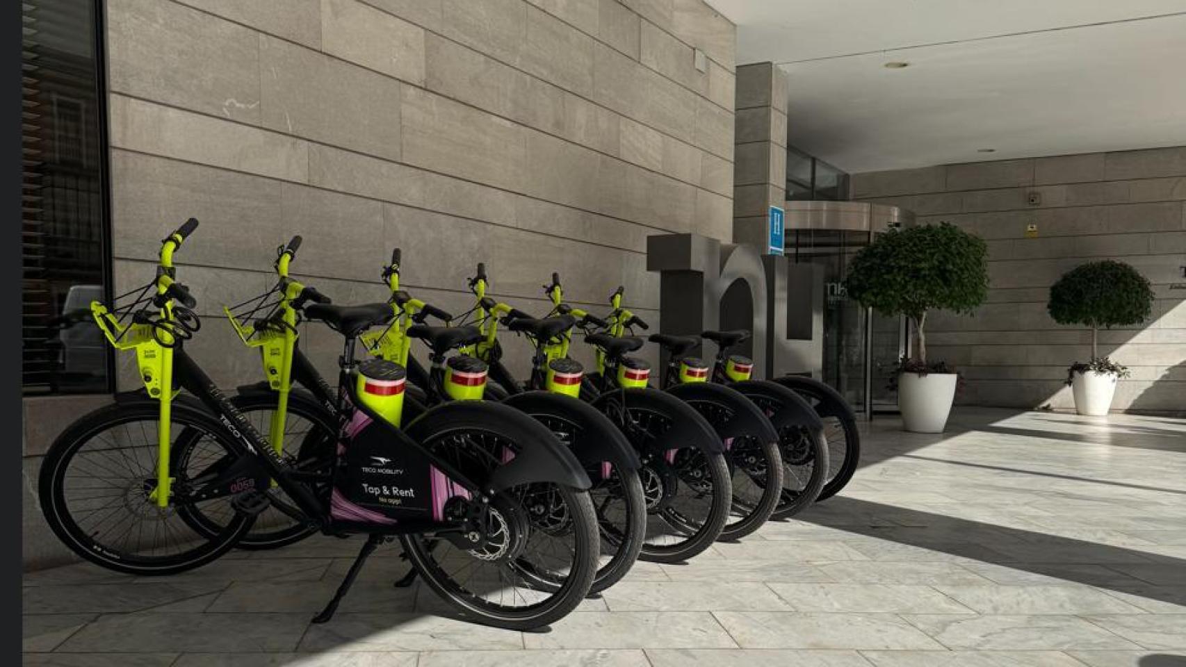 La bicicletas eléctricas de esta startup malagueña en la puerta de un hotel NH.