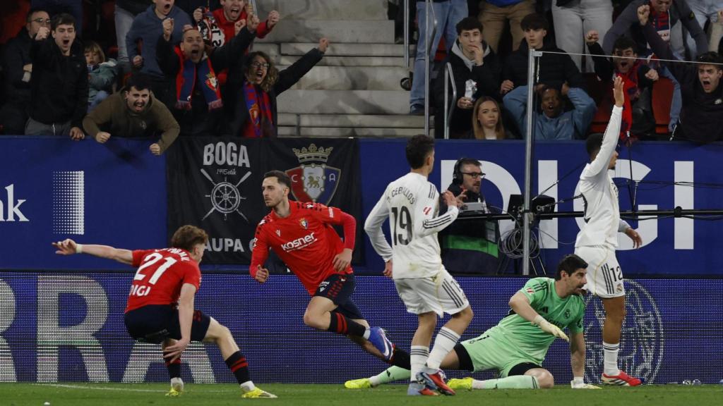 Ceballos, de espaldas, observa la celebración de Osasuna tras el 2-1