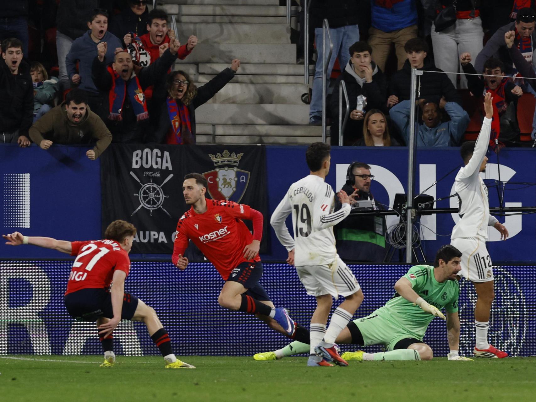 Ceballos, de espaldas, observa la celebración de Osasuna tras el 2-1