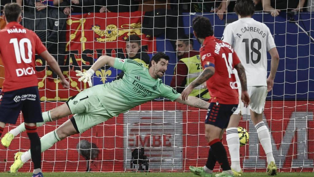 Thibaut Courtois, en acción durante el partido entre Osasuna y Real Madrid