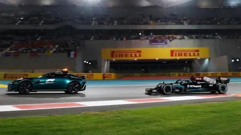 Lewis Hamilton rueda detrás del Safety Car en el GP de Abu Dhabi 2021.