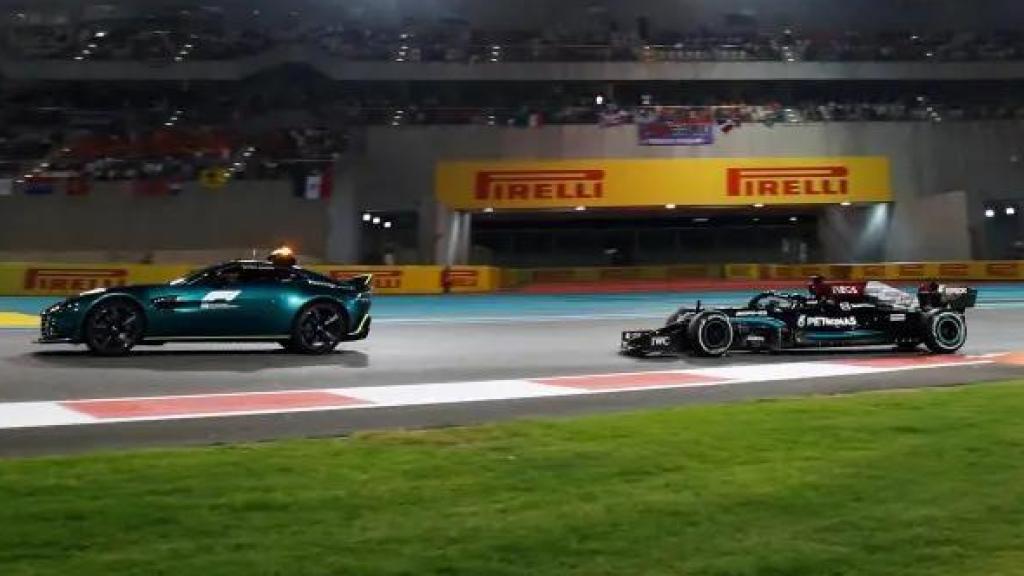 Lewis Hamilton rueda detrás del Safety Car en el GP de Abu Dhabi 2021.
