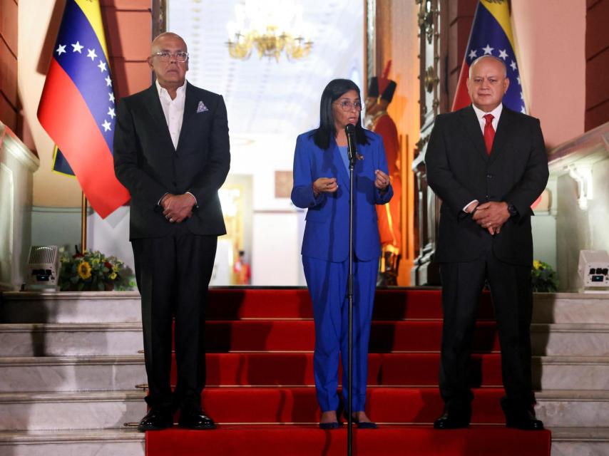 La presidenta interina de Venezuela , Delcy Rodríguez, habla junto al presidente de la Asamblea Nacional, Jorge Rodríguez, y Diosdado Cabello.