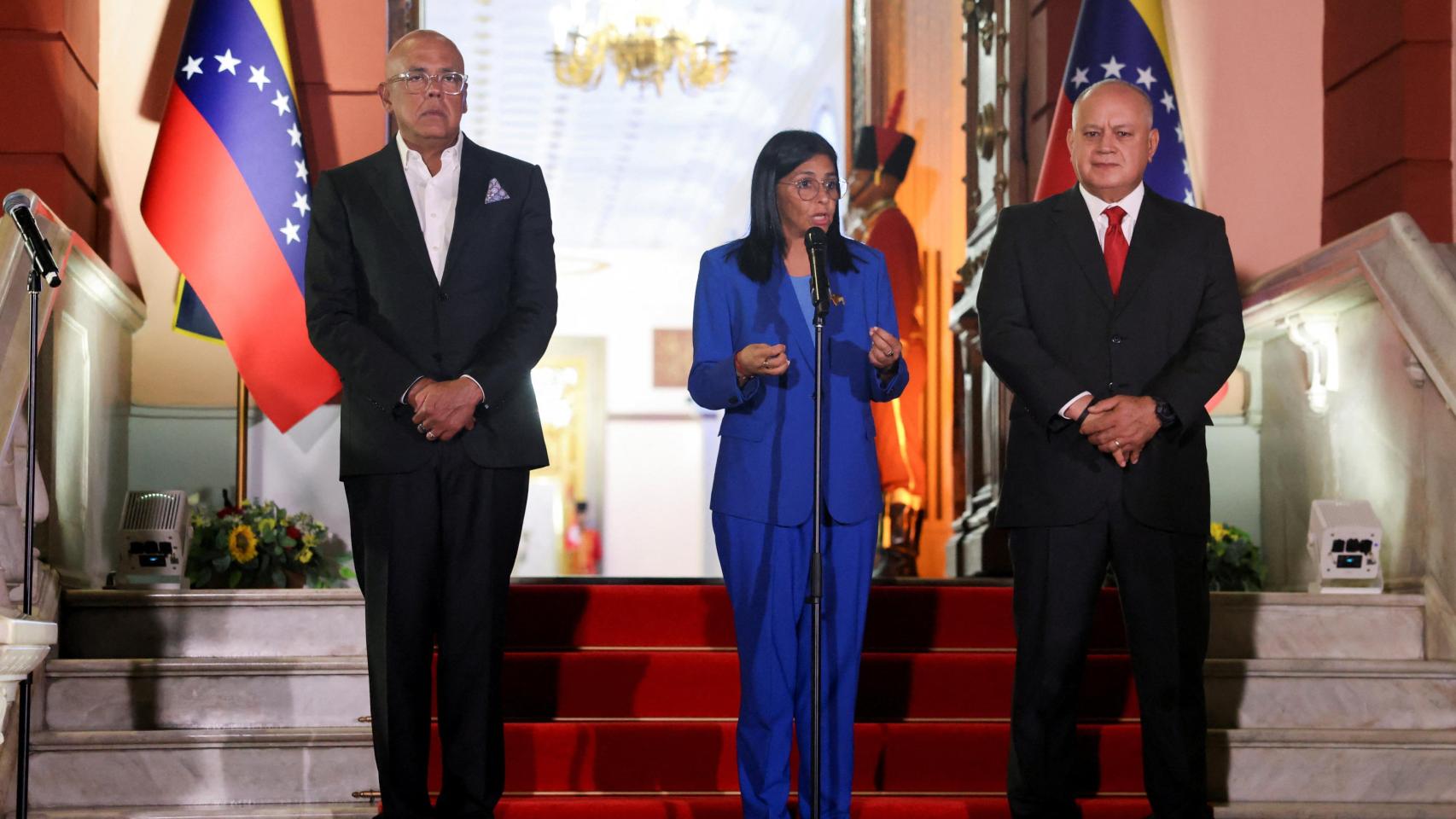 La presidenta interina de Venezuela , Delcy Rodríguez, habla junto al presidente de la Asamblea Nacional, Jorge Rodríguez, y el ministro del Interior, Diosdado Cabello