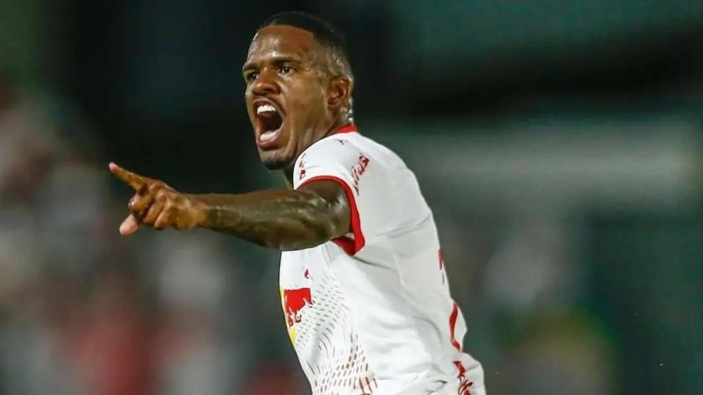 El futbolista brasileño Gustavo Marques, celebra un gol durante un partido.