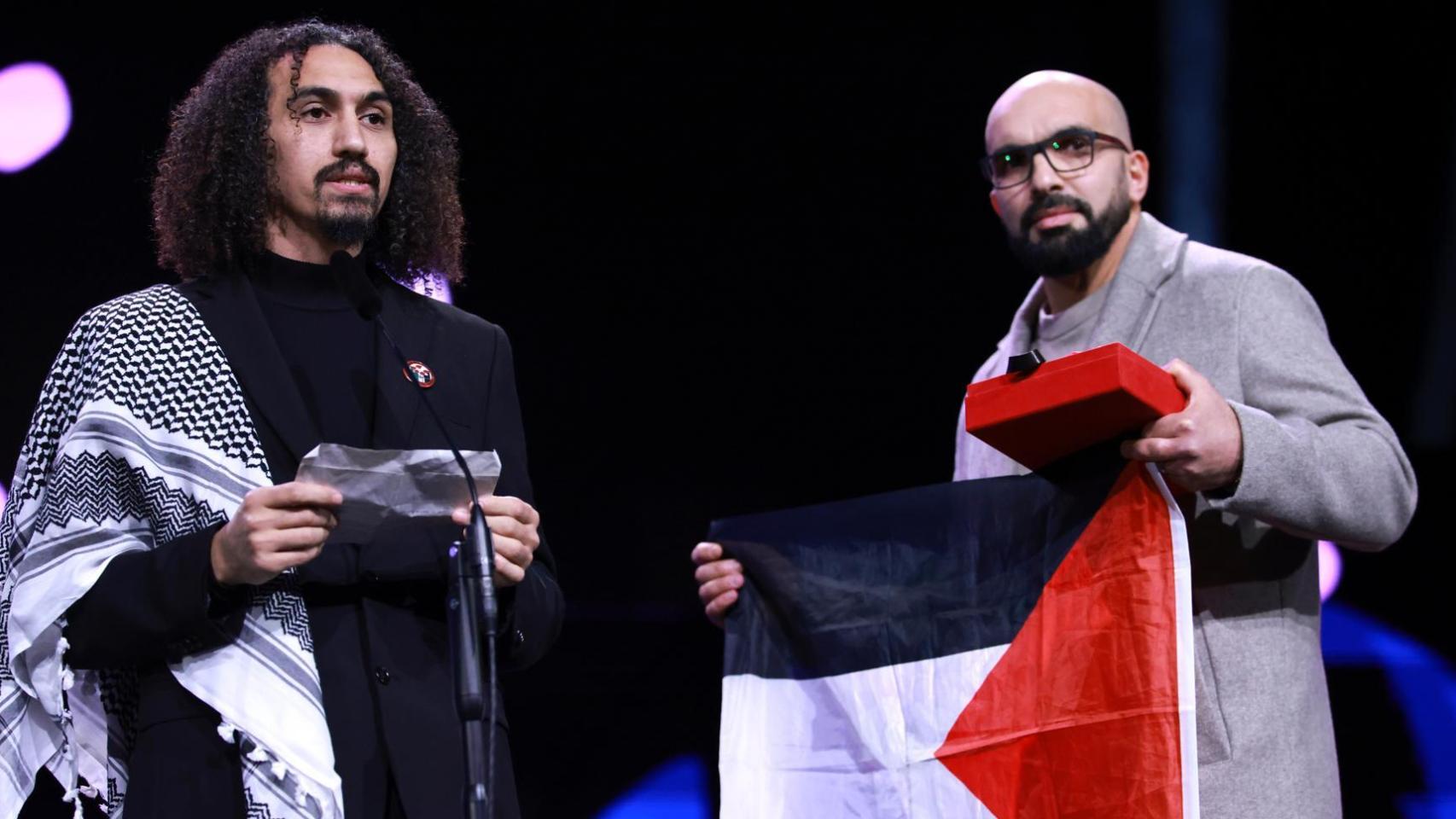 Abdallah Alkhatib y Taqiyeddine Issaad con el Premio al mejor debut por 'Chronicles From the Siege'. Foto: EFE/EPA/CLEMENS BILAN