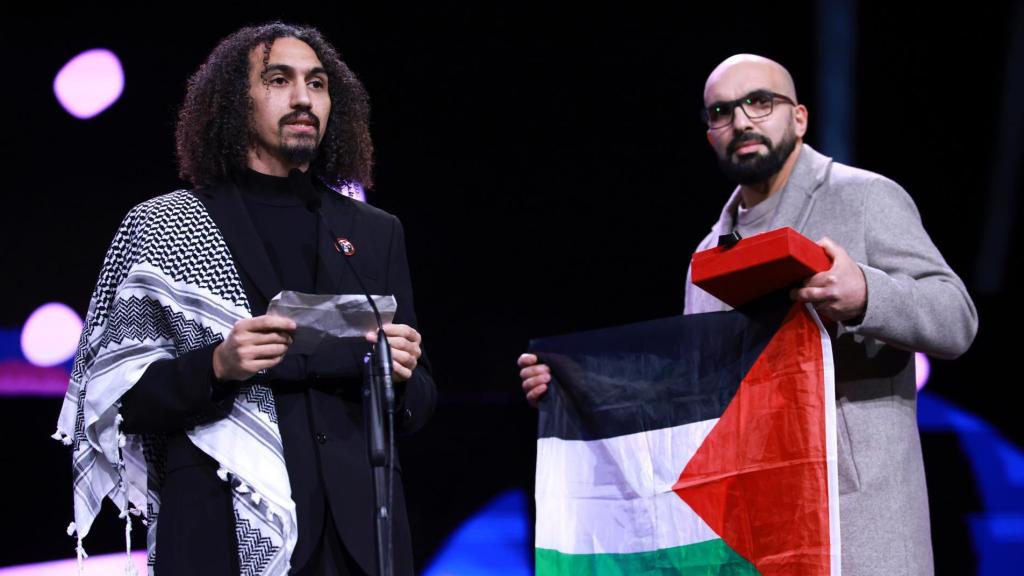 Abdallah Alkhatib y Taqiyeddine Issaad con el Premio al mejor debut por 'Chronicles From the Siege'. Foto: EFE/EPA/CLEMENS BILAN