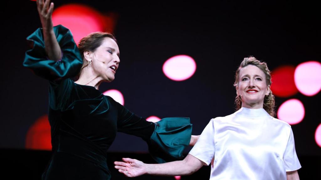 Gala host Desiree Nosbusch and Berlinale Artistic Director Tricia Tuttle. Photo: EFE/EPA/CLEMENS BILAN