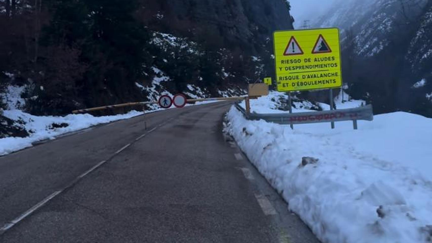 Un cartel de riesgo de aludes en una carretera del Pirineo aragonés.