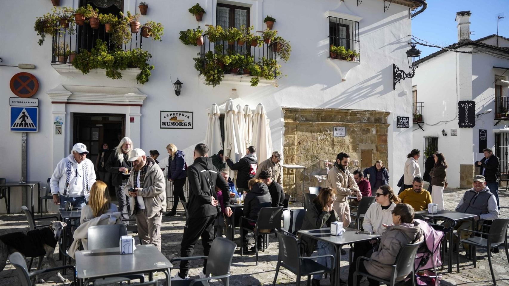 Vecinos de Grazalema que ya han podido volver a sus casas, este fin de semana en uno de los bares de la localidad.