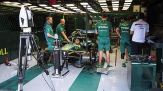 Ingenieros y mecánicos de Aston Martin en el garaje del equipo durante las pruebas en Bahréin.