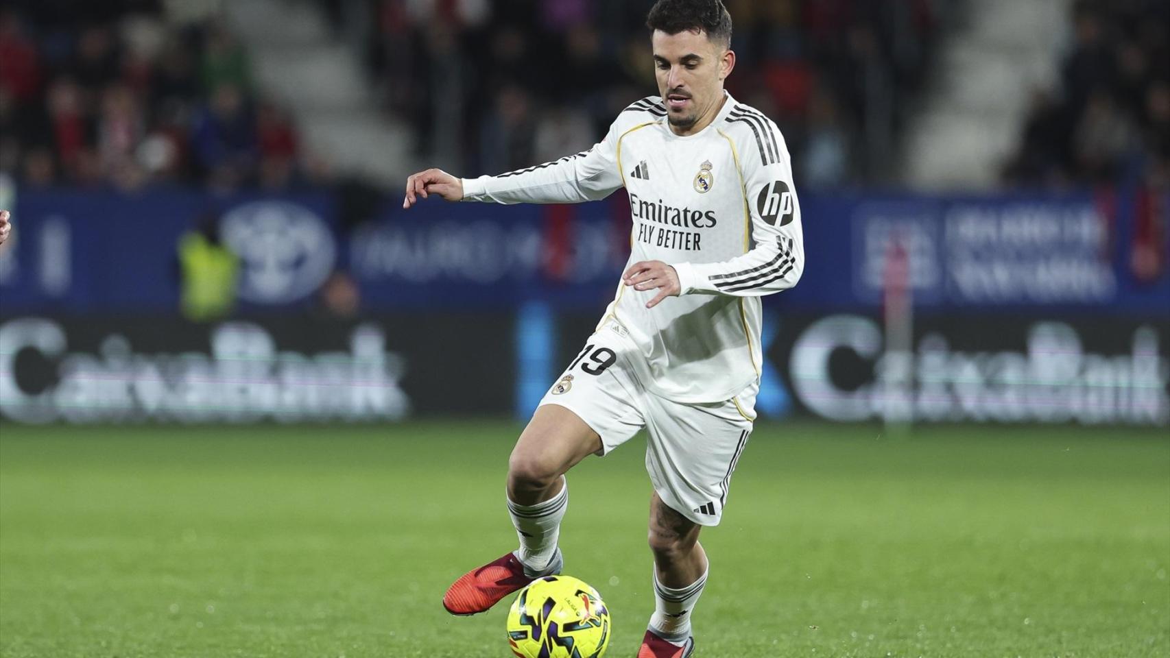 Dani Ceballos conduce el balón durante el partido ante Osasuna.