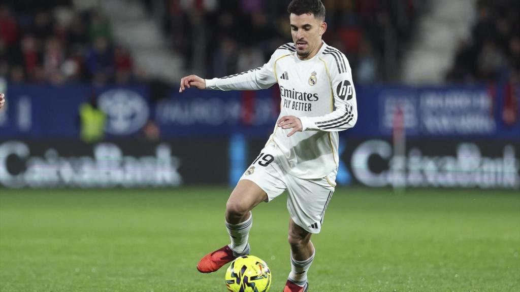 Dani Ceballos conduce el balón durante el partido ante Osasuna.