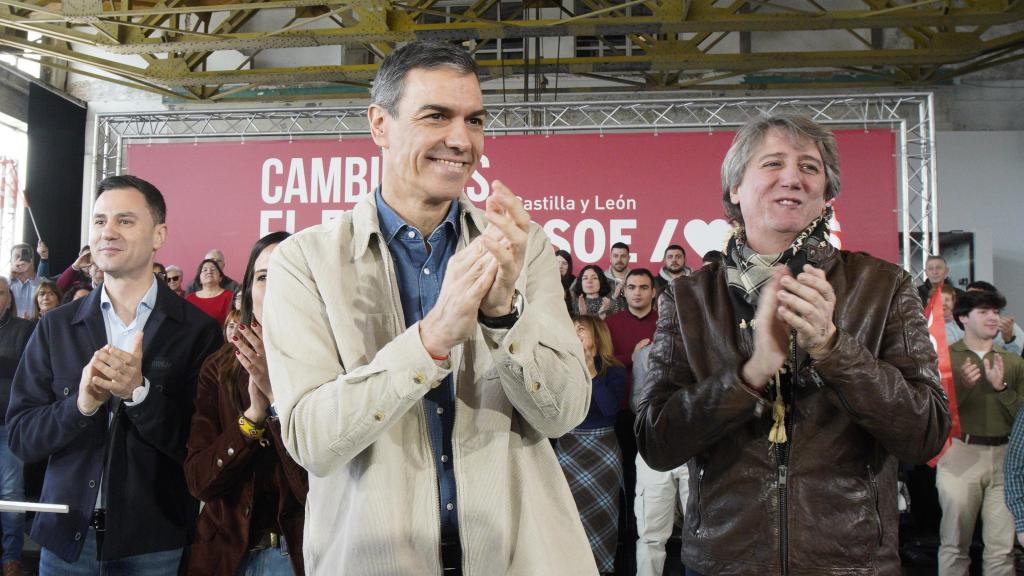 El presidente del Gobierno, Pedro Sánchez, y el candidato Partido Socialista a la Presidencia de la Junta de Castilla y León, Carlos Martínez, intervienen en un acto público en Ponferrada