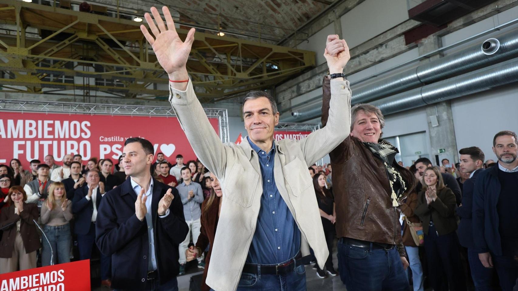 Pedro Sánchez y el candidato del PSOE en Castilla y León, Carlos Martínez, este domingo en Ponferrada (León).