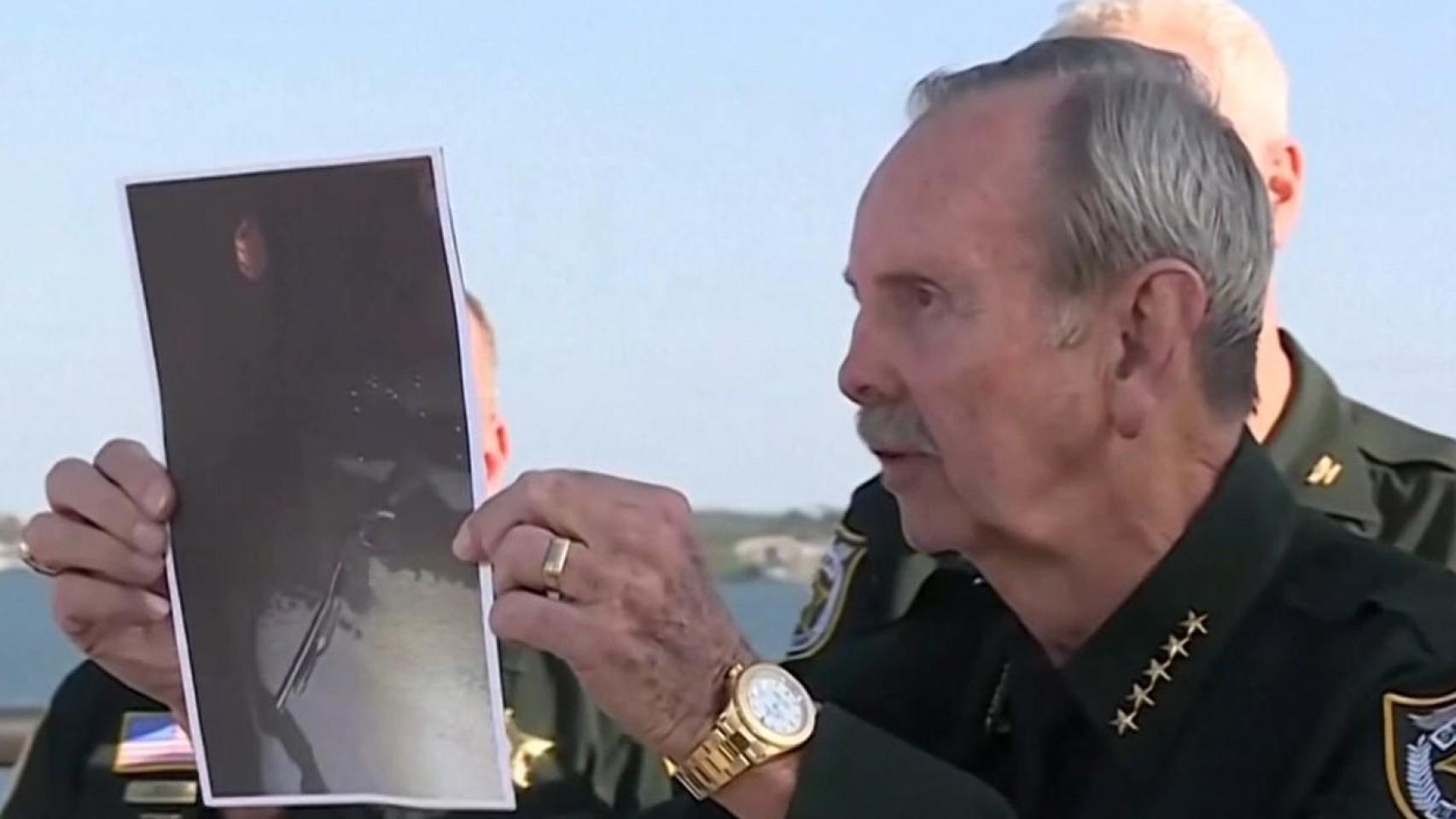 Rick Bradshaw, sheriff de Palm Beach, enseñando la foto del tiroteo