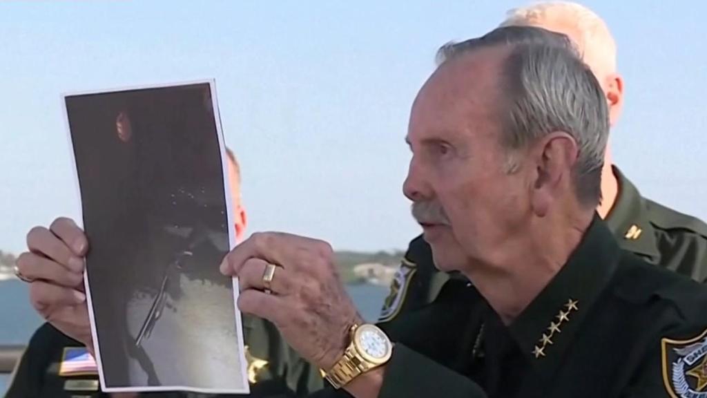Rick Bradshaw, sheriff de Palm Beach, enseñando la foto del tiroteo