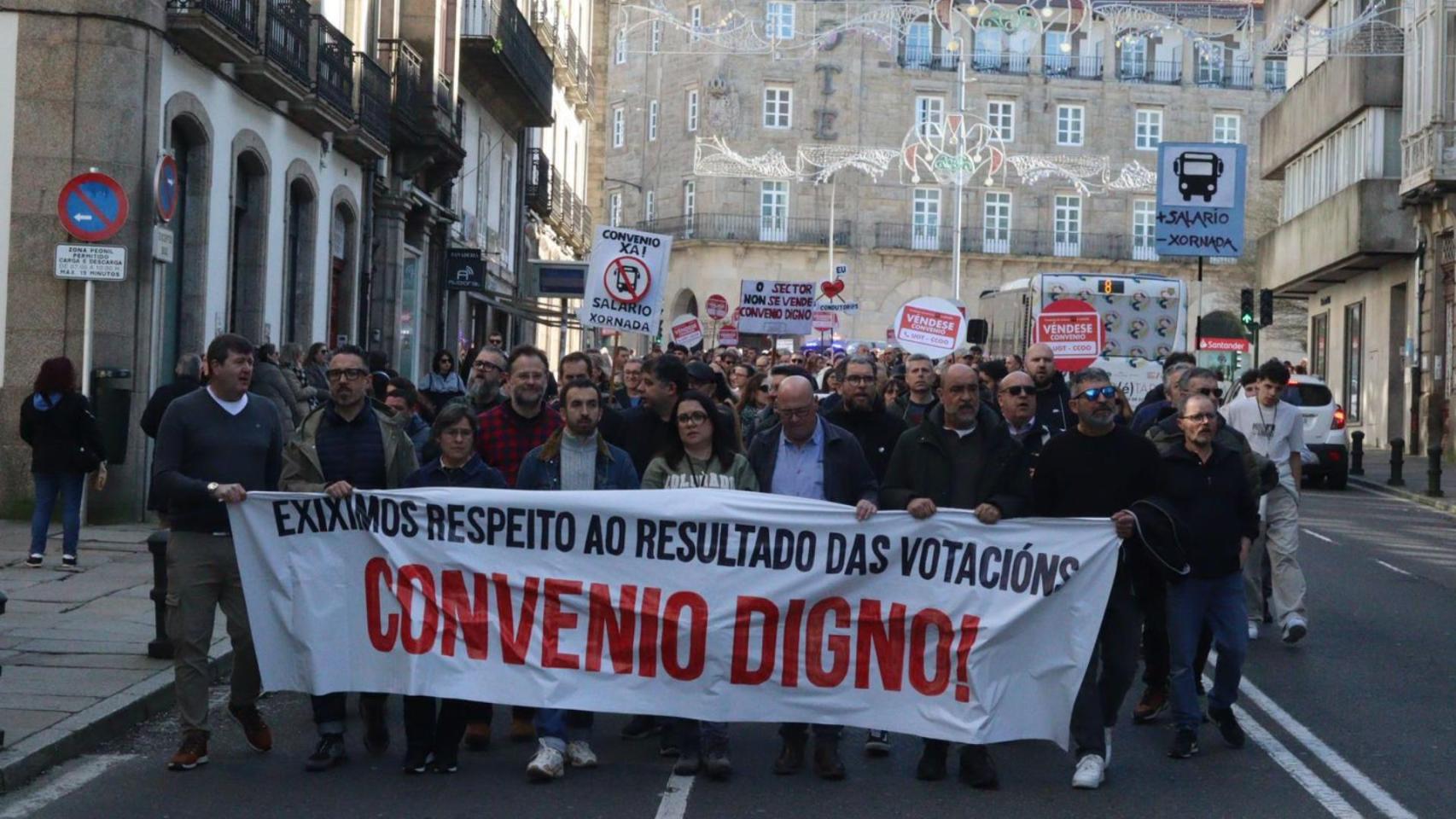 Cientos de trabajadores de transporte de A Coruña reclaman un convenio digno en una nueva protesta