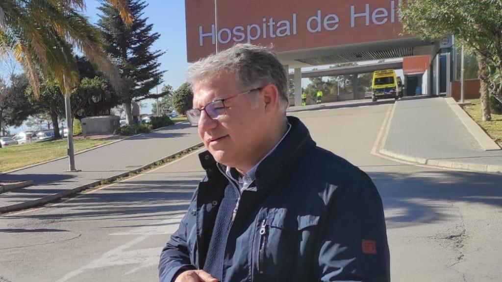 Manuel Serena, alcalde de Hellín, a las puertas del hospital.