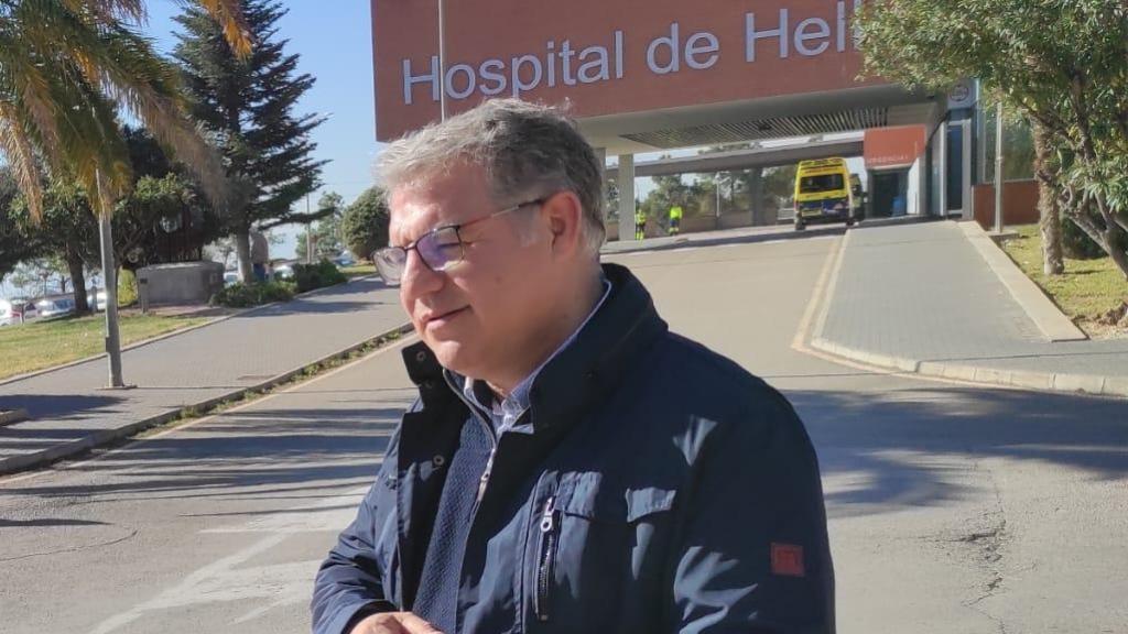 Manuel Serena, alcalde de Hellín, a las puertas del hospital.