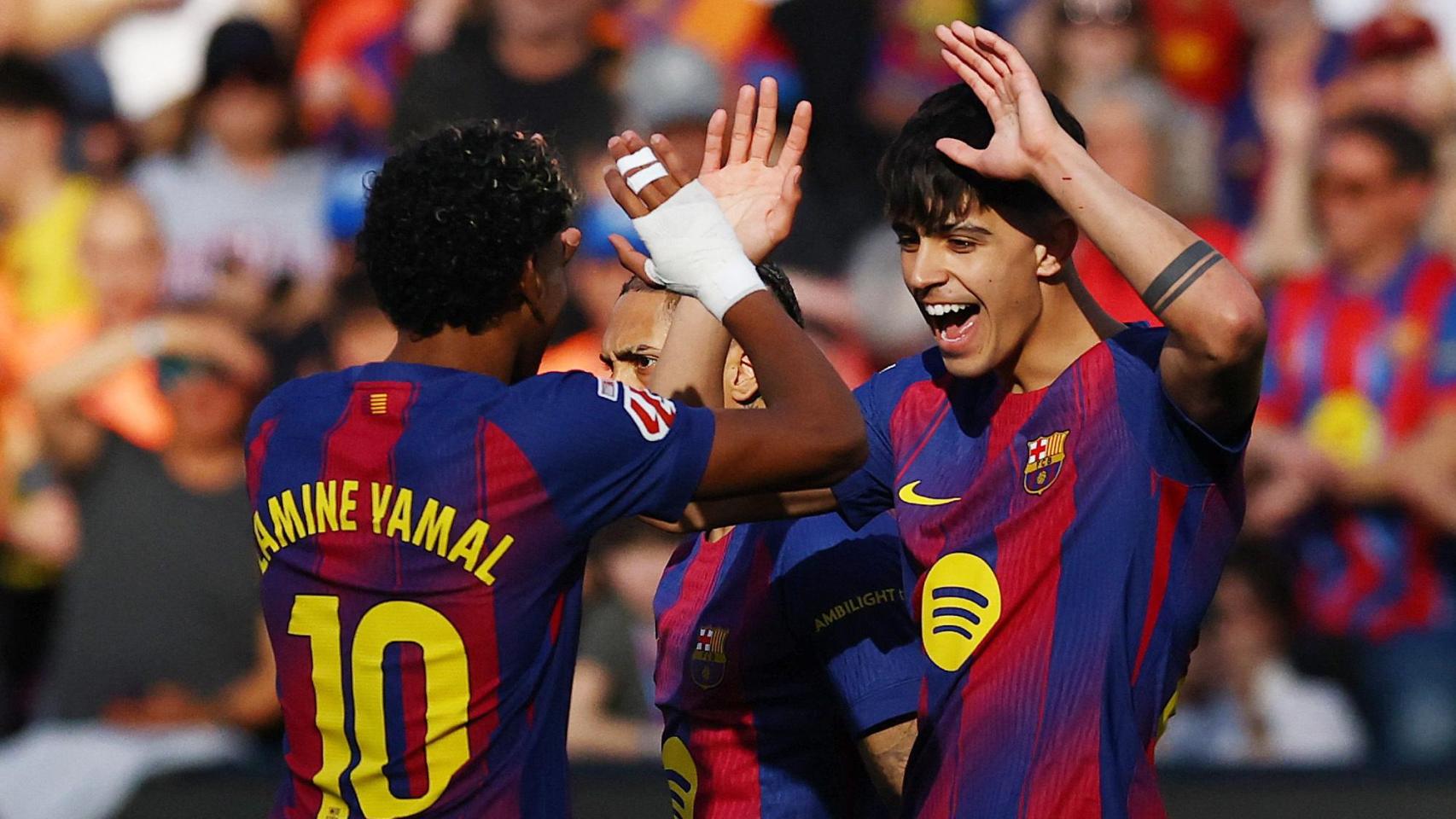 Lamine Yamal y Marc Bernal celebran el primer gol del Barça ante el Levante.